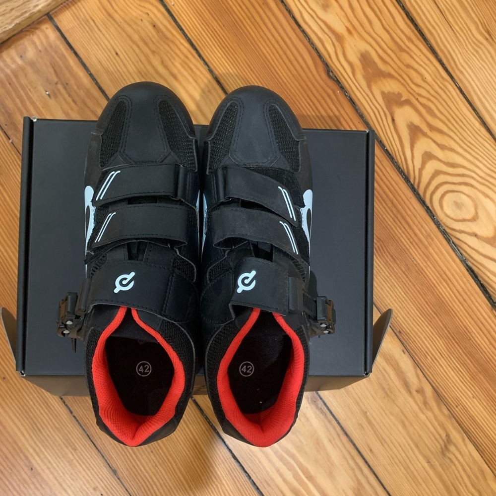 Peloton men’s cycling shoes, size 42. These are in perfect condition!